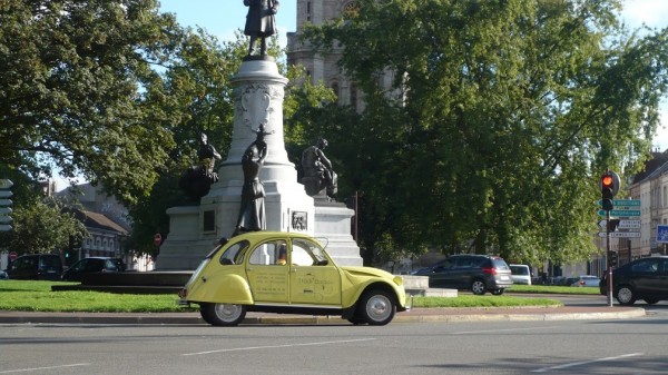 jaune statue lille